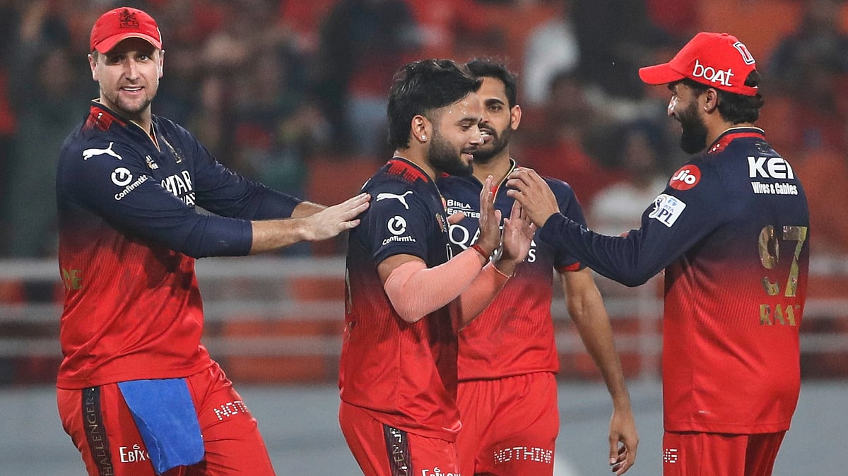 Royal Challengers Bengaluru's Suyash Sharma, center, celebrates the dismissal of Punjab Kings' Shashank Singh with teammates during the Indian Premier League qualifier cricket match between Punjab Kings and Royal Challengers Bengaluru at Maharaja Yadavindra Singh Cricket Stadium in Mohali. - | Photo: AP Photo