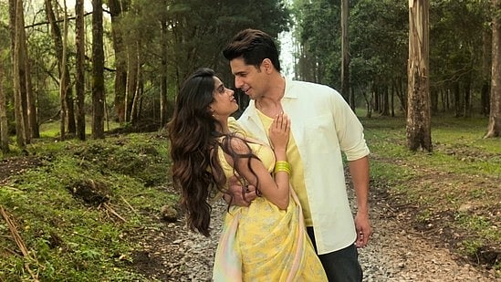 Instagram : Sidharth Malhotra and Janhvi Kapoor's Param Sundari teaser