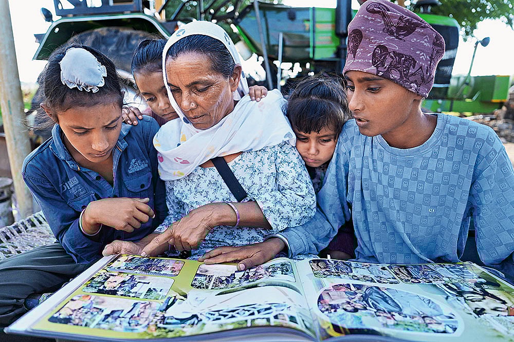 | Photo: Dinesh Parab : Life at the Border: Kulwant Singh, a survivor of Partition, is now settled in Kutch, Gujarat. She is seen with her grandchildren