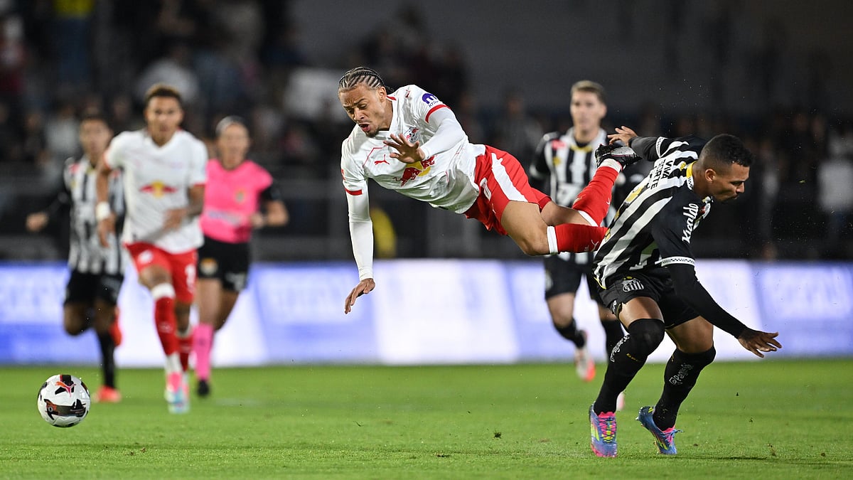 Thomas Eisenhuth / Red Bull Content Pool : RB Leipzig's Xavi Simons (left) battles with Santos FC player.