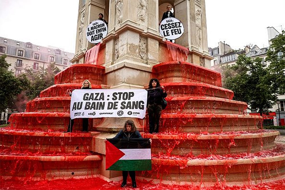 | Photo: LEO VIGNAL/AFP via Getty Images : Pro-Palestinian activists protest in Paris