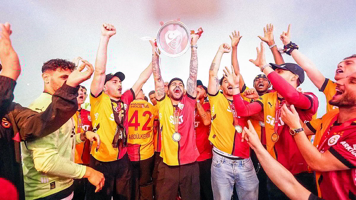X/erennelmali : Galatasaray players celebrate the title with fans.