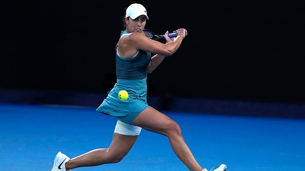 | Photo: AP/Ng Han Guan : Madison Keys plays a backhand return to Aryna Sabalenka