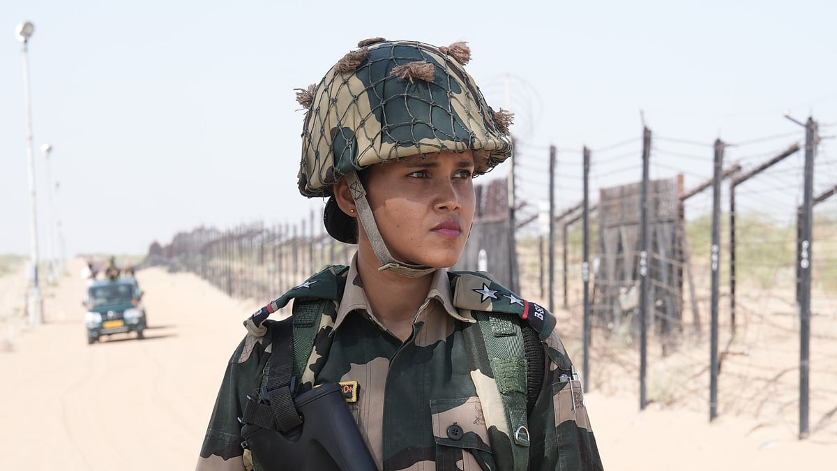 Tribhiuvan Tiwari |  : BSF troops patrol the Indo-Pak border in Rajasthan on foot  | 