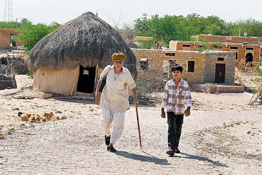 | Photo: Tribhuvan Tiwari : Such a Long Journey: Ranu Lal with his grandson in Myajlar village, located at the edge of the Indian Thar desert border
