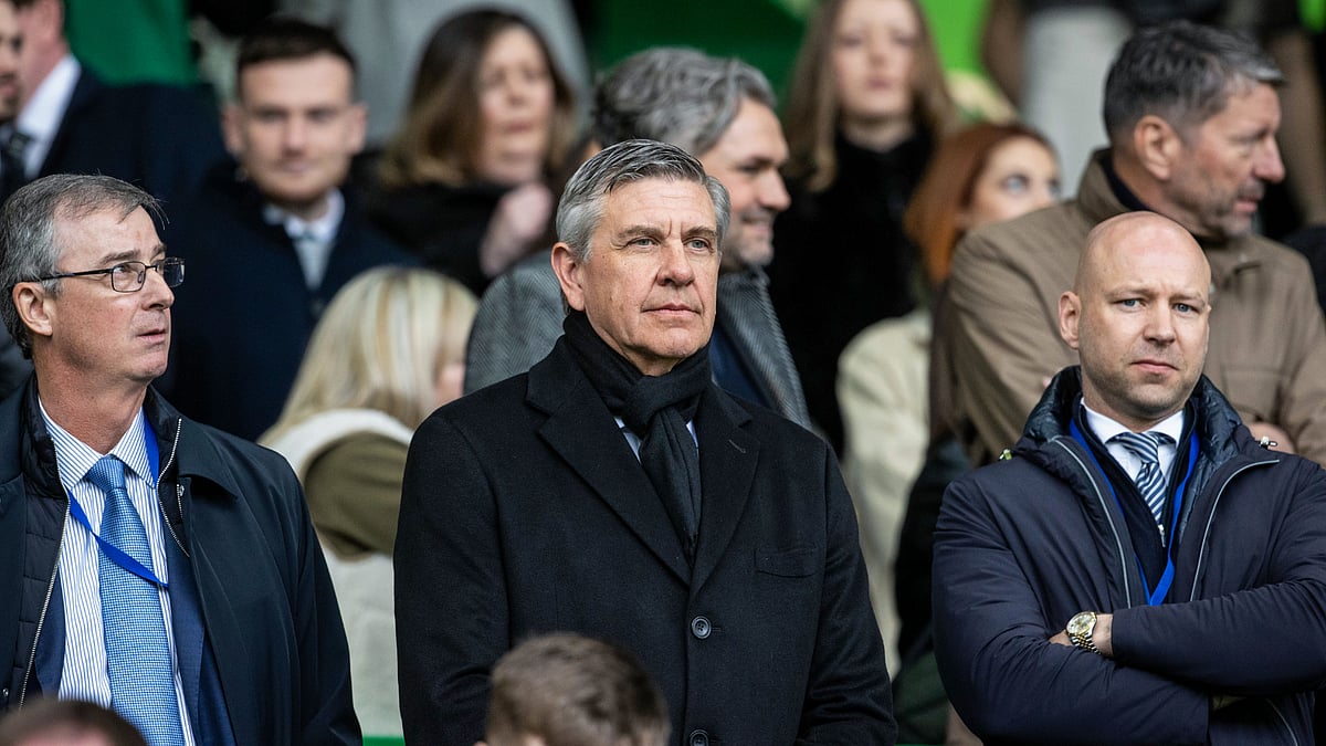 Andrew Cavenagh (centre) pictured