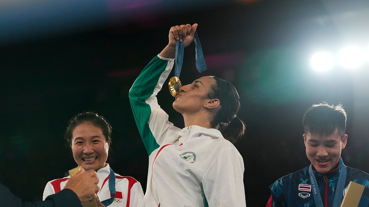  (AP Photo/Ariana Cubillos) : Gold medalist Algeria's Imane Khelif kisses her for the women's 66 kg final boxing match at the 2024 Summer Olympics, Friday, Aug. 9, 2024, in Paris, France.

