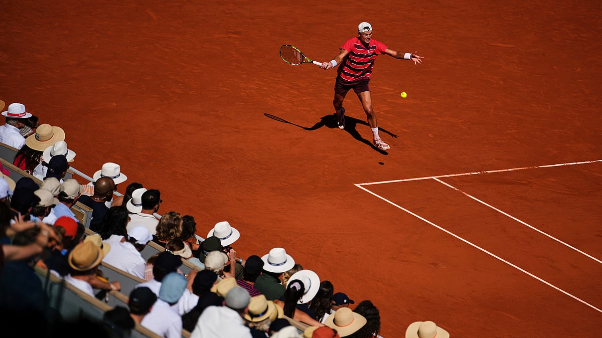 AP Photo/Thibault Camus : Denmark's Holger Rune returns the ball to France's Quentin Halys during their third round match of the French Tennis Open, at the Roland-Garros stadium, in Paris.