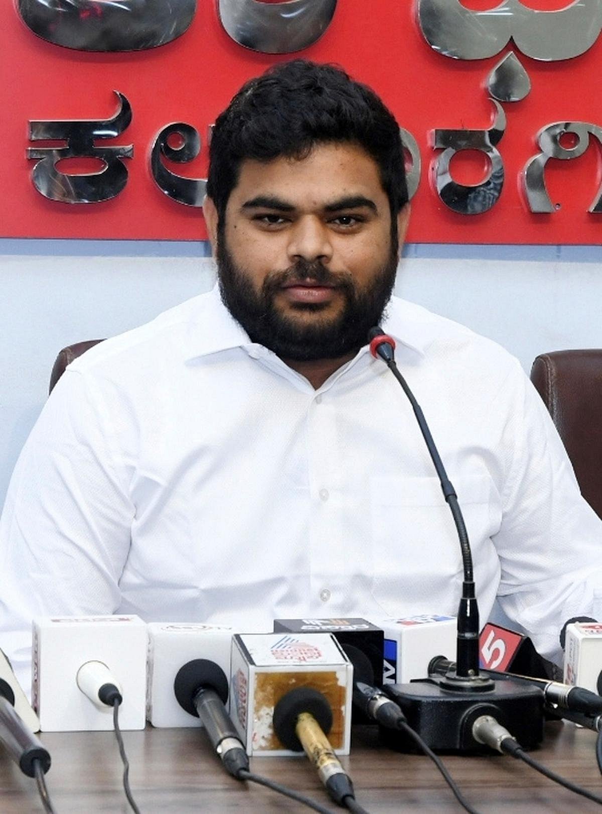 X.com : The video, which quickly went viral, has sparked widespread condemnation and raised concerns about communal harmony in Karnataka’s Kalaburagi district.