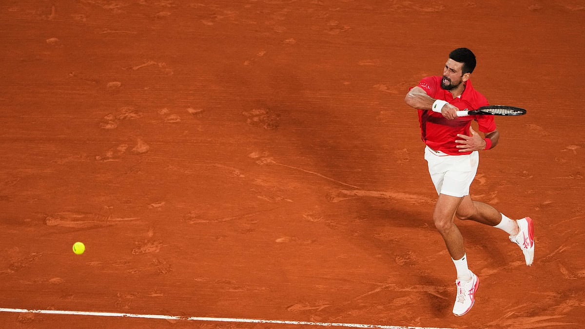 AP Photo/Lindsey Wasson : Serbia's Novak Djokovic returns against Austria's Filip Misolic during a third-round match of the French Tennis Open at the Roland-Garros stadium in Paris.