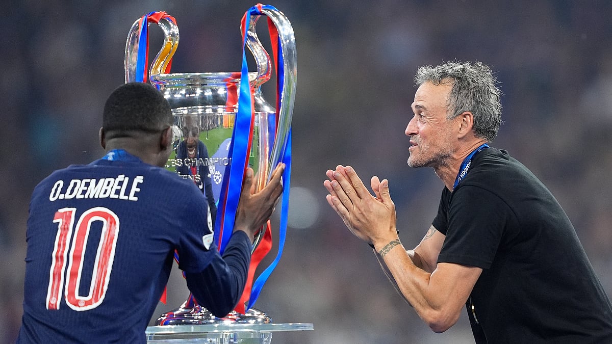 File : Ousmane Dembele kisses the Champions League trophy in front of Luis Enrique.