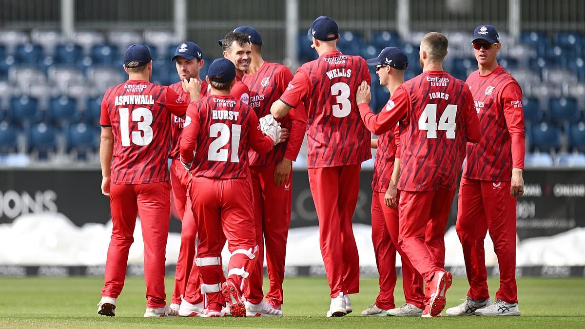 X/LancashireLightniing : Lancashire players celebrate.