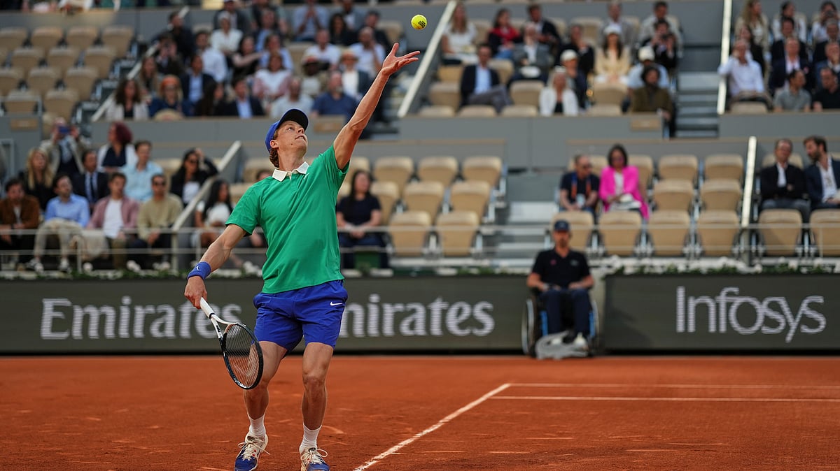 (AP Photo/Aurelien Morissard)


 : Italy's Jannik Sinner serves against Russia's Andrey Rublev during their fourth round match of the French Tennis Open at the Roland-Garros stadium in Paris, Monday, June 2, 2025. 