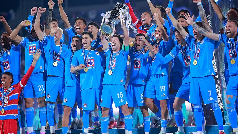 Cruz Azul lift the trophy - null