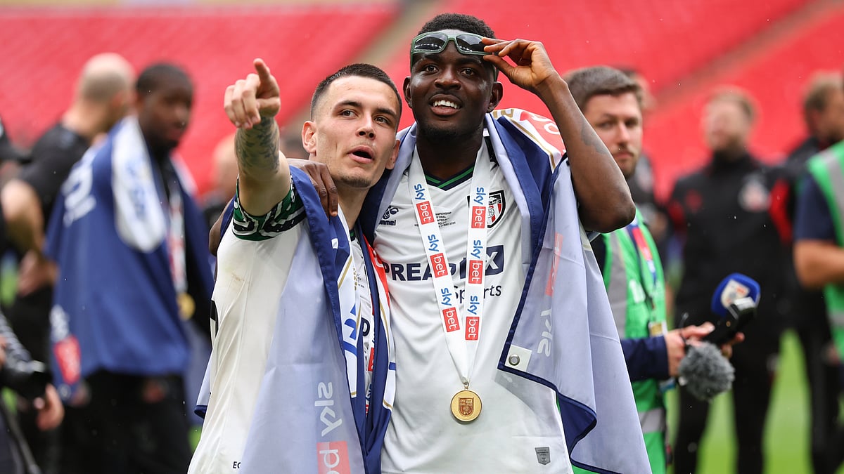 File : Enzo Le Fee celebrates with Salis Abdul Samed after Sunderland clinched promotion.