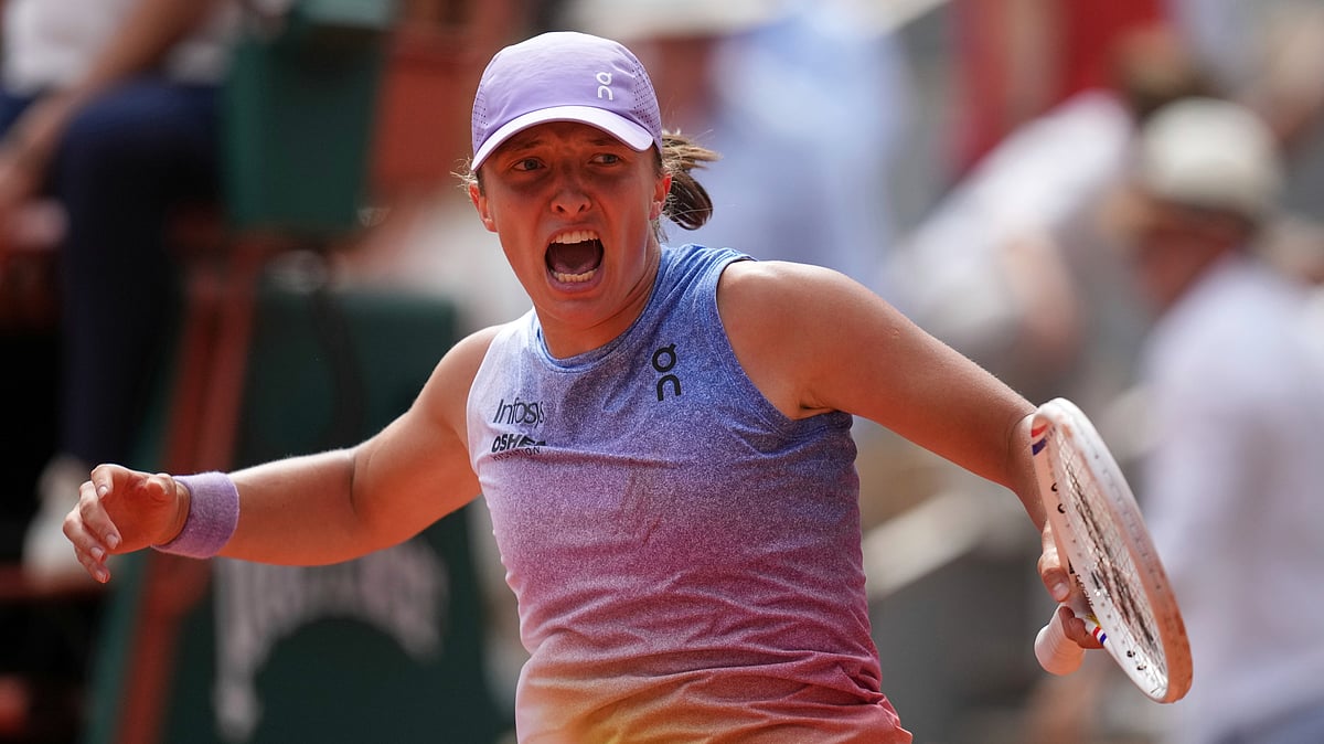 AP Photo/Christophe Ena : Poland's Iga Swiatek celebrates after beating Kazakhstan's Elena Rybakina during their fourth round match of the French Tennis Open, at the Roland-Garros stadium, in Paris.