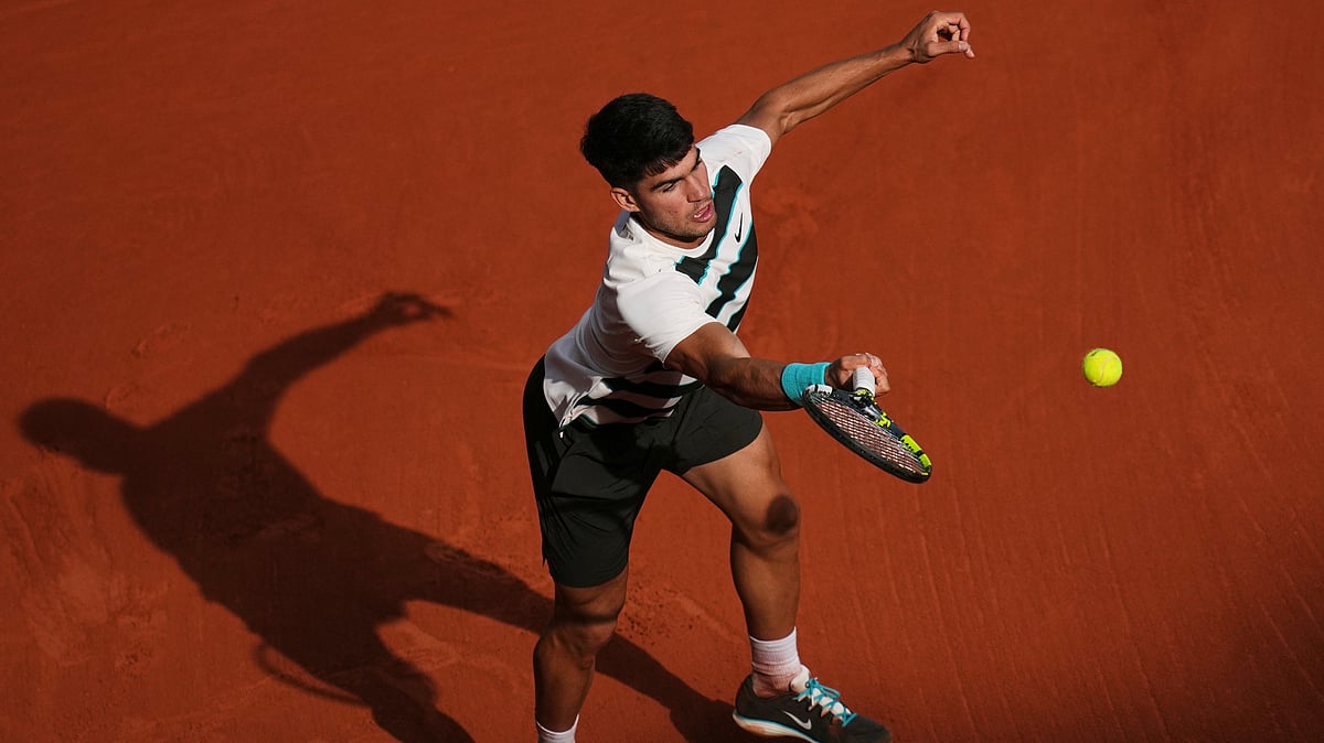 AP Photo/Christophe Ena : Spain's Carlos Alcaraz returns the ball to Ben Shelton of the U.S. during their fourth round match of the French Tennis Open, at the Roland-Garros stadium, in Paris.
