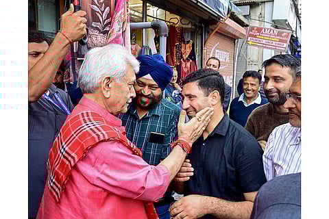Manoj Sinha meets traders