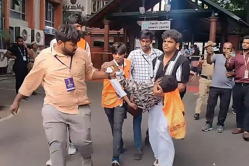 Stampede Outside Chinnaswamy Stadium