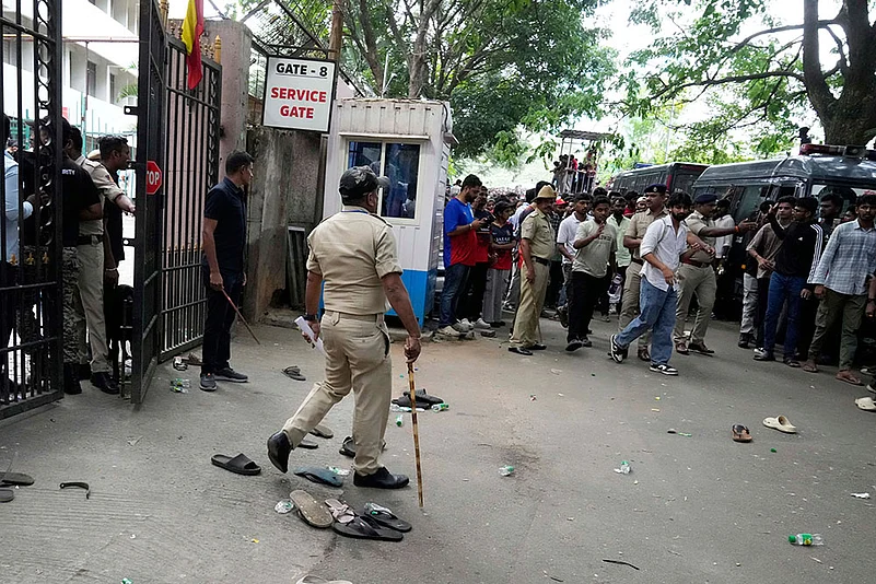 Stampede Outside Chinnaswamy Stadium