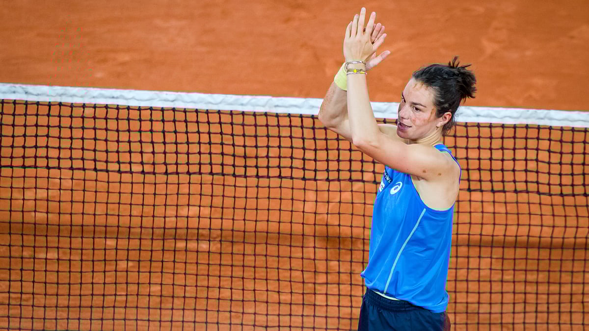 Lois Boisson applauds her fans after beating Mirra Andreeva