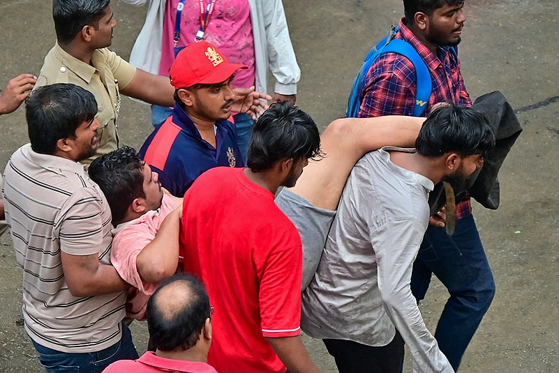 Stampede Outside Chinnaswamy Stadium