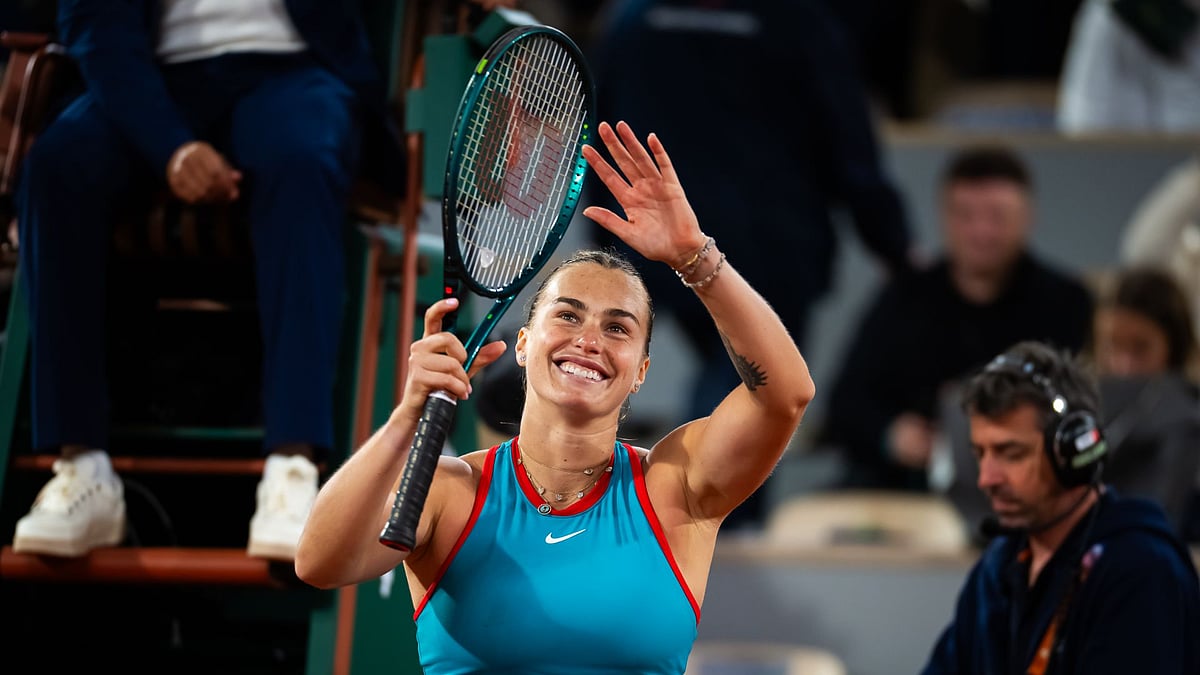 File : Sabalenka salutes the Court Philippe-Chatrier crowd at French Open 2025.