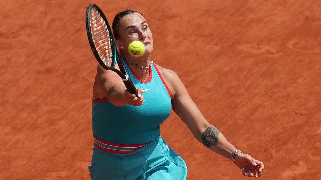Photo: AP : Aryna Sabalenka beat Zheng Qinwen in the women's singles quarter-finals of French Open 2025.