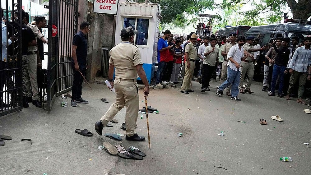 Stampede Outside Chinnaswamy Stadium