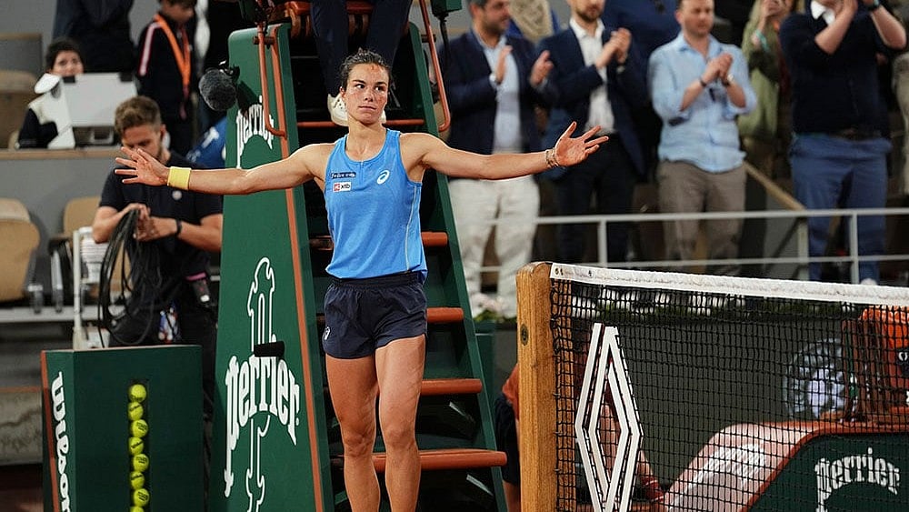 | Photo: AP/Aurelien Morissard : Lois Boisson celebrates during her French Open 2025 match against Mirra Andreeva.
