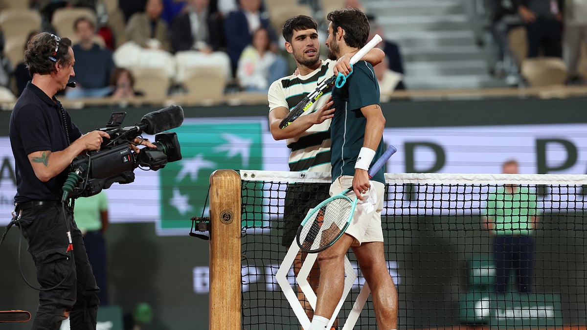 Carlos Alcaraz embraces Lorenzo Musetti after the latter called time on their semi-final