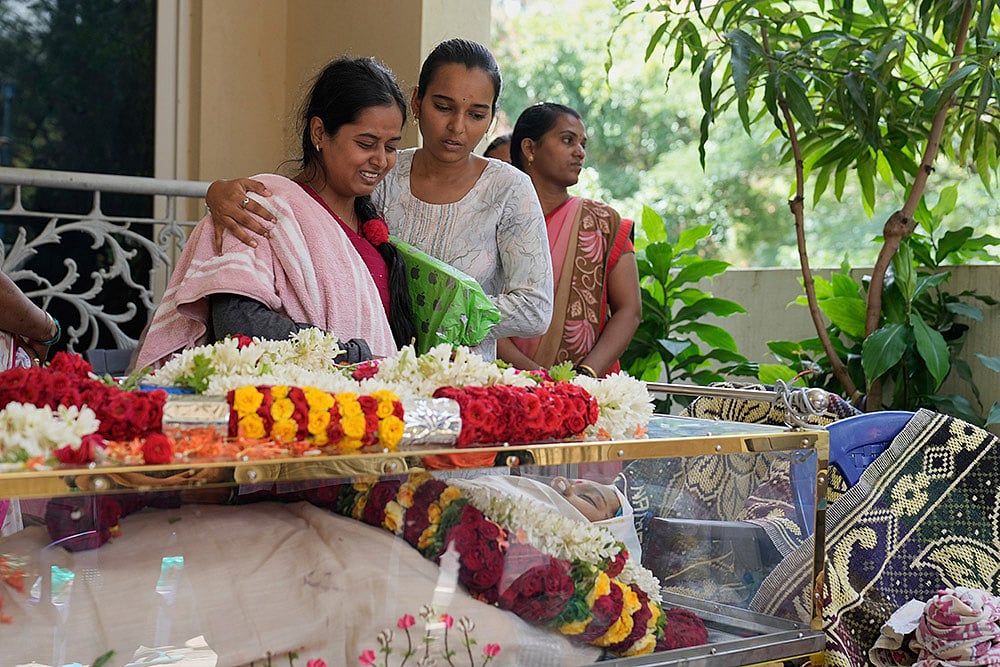 | Photo: AP/Aijaz Rahi : Stadium stampede: Relatives and friends pay tribute to a victim in Bengaluru