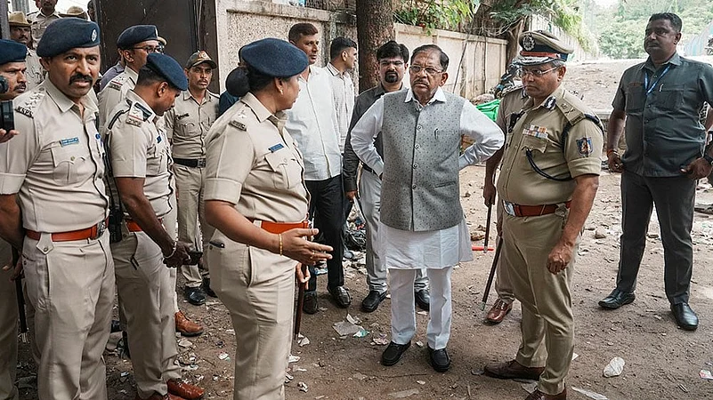 Stadium stampede: Karnataka Home Minister inspects the site in Bengaluru