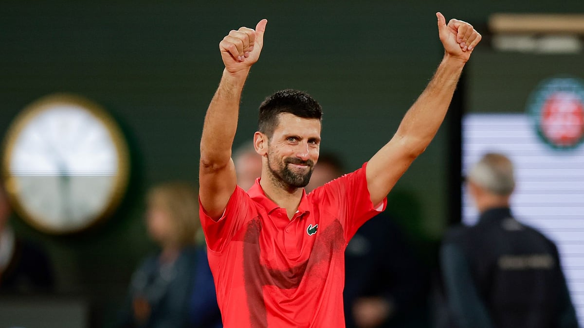 Novak Djokovic salutes the crowd on Court Philippe-Chatrier