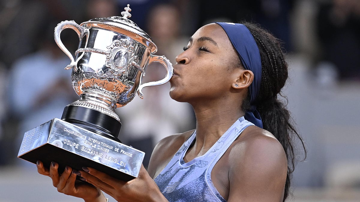 Coco Gauff kisses the French Open trophy