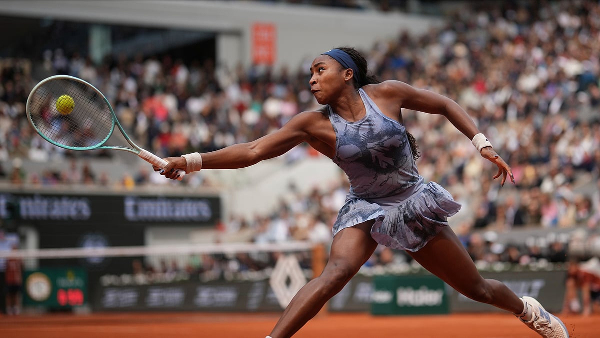 AP Photo/Christophe Ena : Coco Gauff of the U.S. plays a shot against Aryna Sabalenka of Belarus during their final match of the French Tennis Open at the Roland-Garros stadium in Paris.