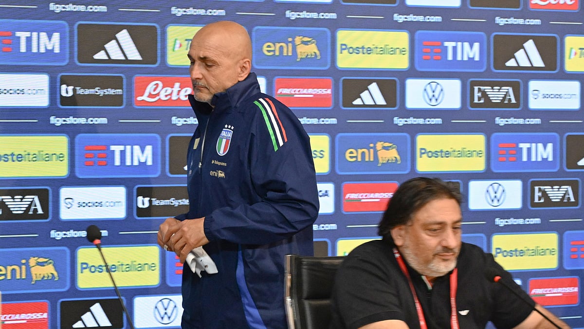 Luciano Spalletti walks out of a dramatic press conference