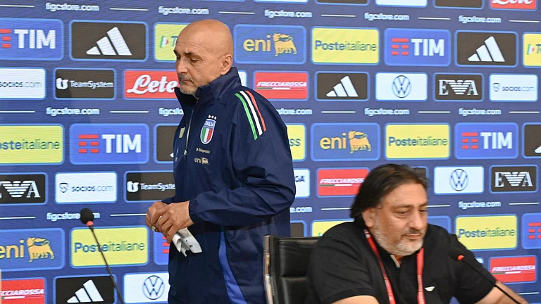 Luciano Spalletti walks out of a dramatic press conference - null