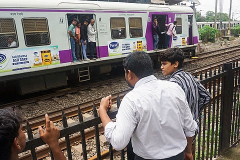 People fell from train in Thane