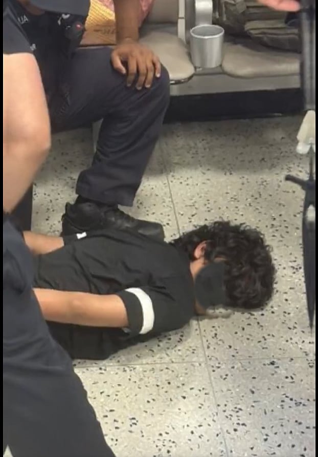 Kunal Jain (@SONOFINDIA) / X : Indian Student Pinned To Ground While Being Deported At Newark Airport