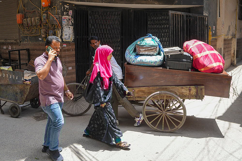 | Photo: PTI/Shahbaz Khan : Residents of Batla House shift