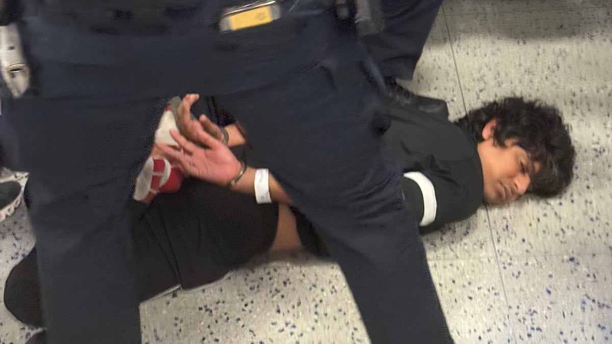 X/@SarkarSupriyo : An Indian student was handcuffed and pinned to the ground in the US