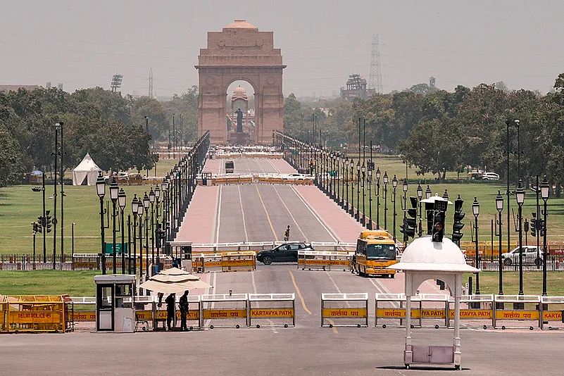 https://media.assettype.com/outlookindia/2025-06-12/pucco5wa/Delhi-Heatwave-Mercury-soars-beyond-45-deg-C-in-Delhi1.jpg?auto=format%2Ccompress&dpr=1.0&fit=max&format=webp&w=801&utm_source=chatgpt.com