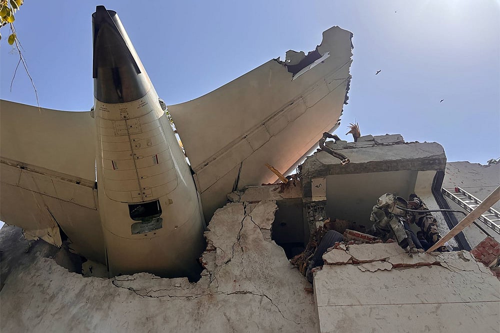| Photo: X/CISF : air india plane ai 171 crash in Ahmedabad 