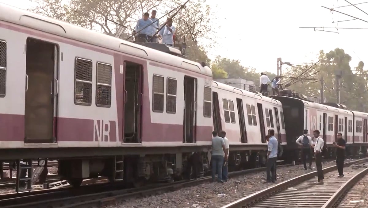 IANS : Train derailed en route to Ghaziabad
