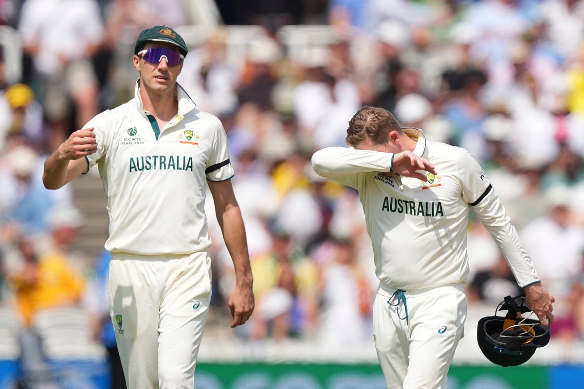 |Photo: (AP Photo/Kirsty Wigglesworth) : Australia's Steve Smith, right, reacts in pain after getting hurt while fielding on day three of the World Test Championship final between South Africa and Australia at Lord's cricket ground in London.