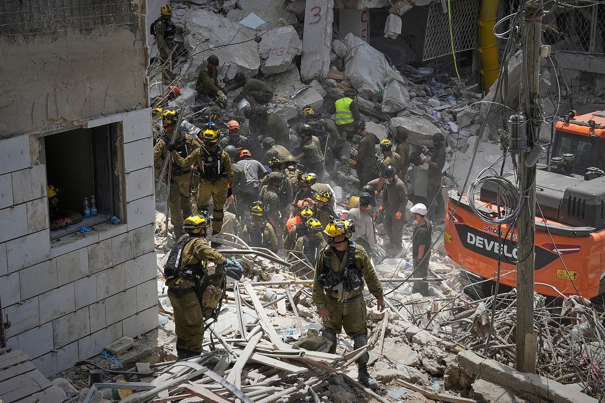 AP Photo/Baz Ratner : Israeli soldiers search for survivors amid the rubble of residential buildings destroyed by an Iranian missile strike in Bat Yam, central Israel, on Sunday, June 15, 2025. 