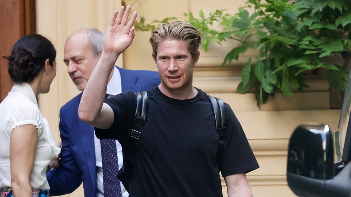 Kevin De Bruyne waves to Napoli fans