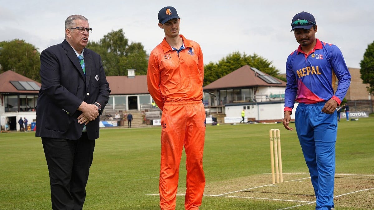 X/nepcricket : Nepal captain Rohit Paudel (R) with Netherlands skipper Scott Edwards and match referee