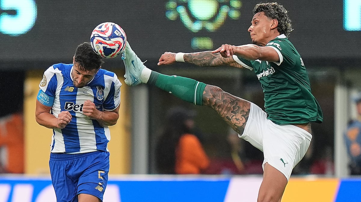 (AP Photo/Frank Franklin II) : Palmeiras' Richard Rios, right, and Porto's Ivan Marcano vie for the ball during the second half of a Club World Cup group A soccer match, Sunday, June 15, 2025, in East Rutherford, N.J.